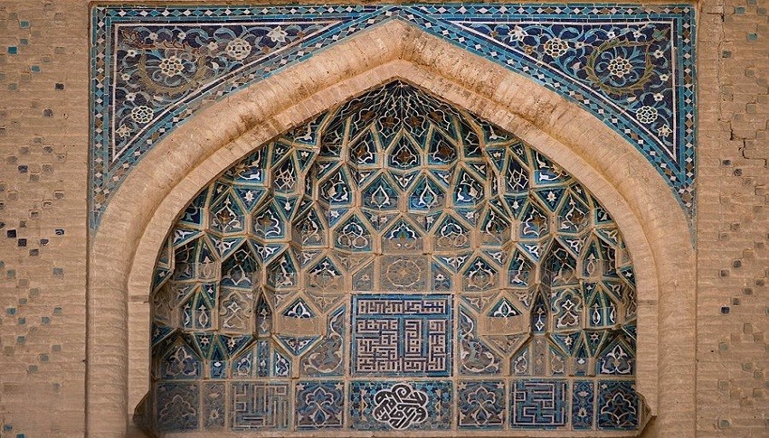 شباهت کاشی کاری مدرسه تاریخی بابا قاسم با لوگوی چت جی پی تی-پیک چاپار